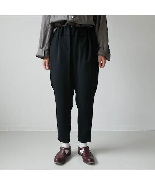 no control air 黒の細身テーパードパンツ