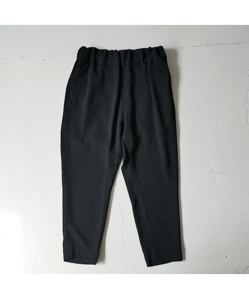 no control air 黒の細身テーパードパンツ