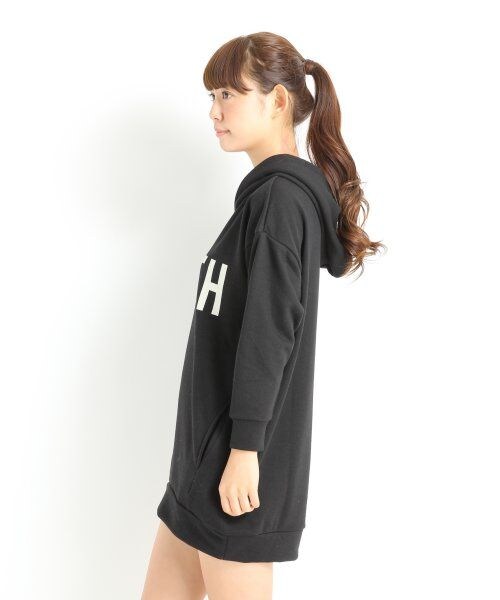 LOWRYS FARM（ローリーズファーム）の「ウラケプリントパーカーワンピースロングスリーブ（ワンピース/ドレス・レディース・アイボリー/ブラック/グレー・Ｍ/Ｌ）」の4枚目の写真