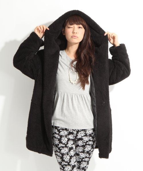 LOWRYS FARM（ローリーズファーム）の「★有村架純さん着用アイテム★フェイクファーショールフードコート（ジャケット/アウター・レディース・オフ/ベージュ/ブラック・Ｍ/Ｌ）」の2枚目の写真