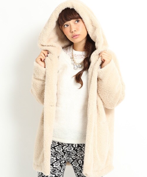 LOWRYS FARM（ローリーズファーム）の「★有村架純さん着用アイテム★フェイクファーショールフードコート（ジャケット/アウター・レディース・オフ/ベージュ/ブラック・Ｍ/Ｌ）」の3枚目の写真