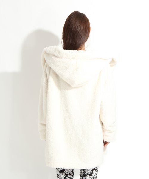 LOWRYS FARM（ローリーズファーム）の「★有村架純さん着用アイテム★フェイクファーショールフードコート（ジャケット/アウター・レディース・オフ/ベージュ/ブラック・Ｍ/Ｌ）」の5枚目の写真