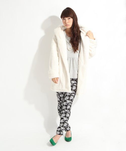 LOWRYS FARM（ローリーズファーム）の「★有村架純さん着用アイテム★フェイクファーショールフードコート（ジャケット/アウター・レディース・オフ/ベージュ/ブラック・Ｍ/Ｌ）」の6枚目の写真