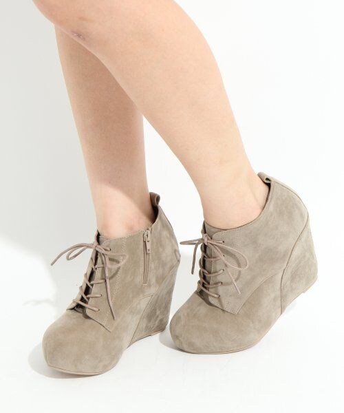 LOWRYS FARM（ローリーズファーム）の「ウェッジレースアップブーツ（シューズ・レディース・ベージュ/ホワイト/ブラックスエード/ブラック・Ｌ/Ｓ/Ｍ）」の4枚目の写真