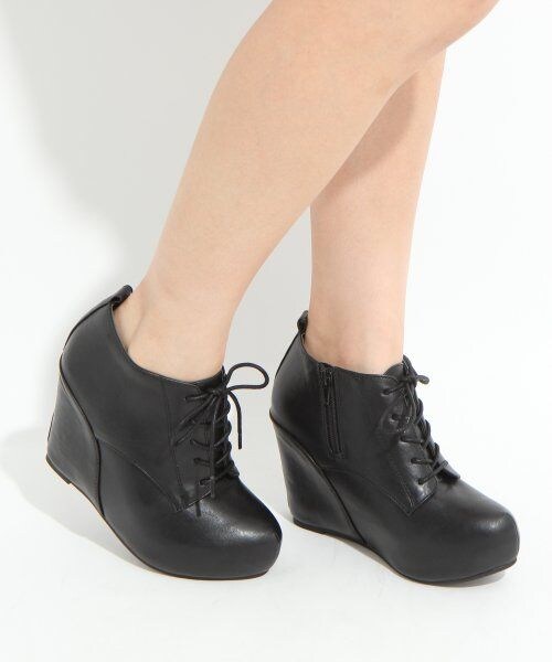 LOWRYS FARM（ローリーズファーム）の「ウェッジレースアップブーツ（シューズ・レディース・ベージュ/ホワイト/ブラックスエード/ブラック・Ｌ/Ｓ/Ｍ）」の2枚目の写真