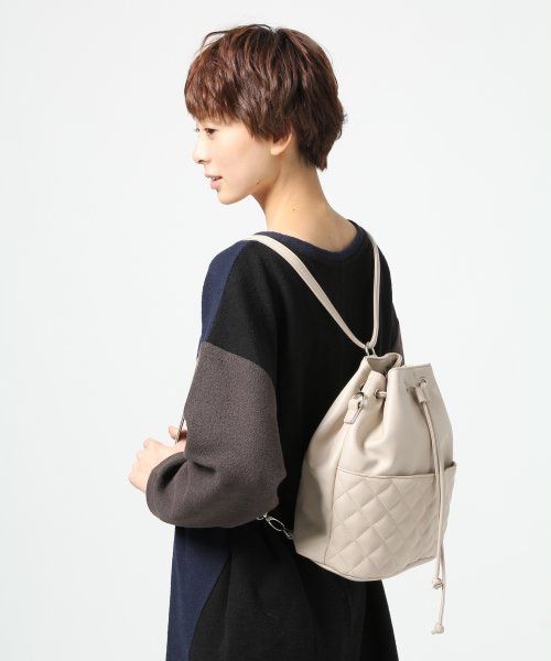 LEPSIM(レプシィム)の「キルティング2WAYリュック(バッグ・レディース・ネイビー/ピンクベージュ/ブラック・ONE SIZE)」の3枚目の写真