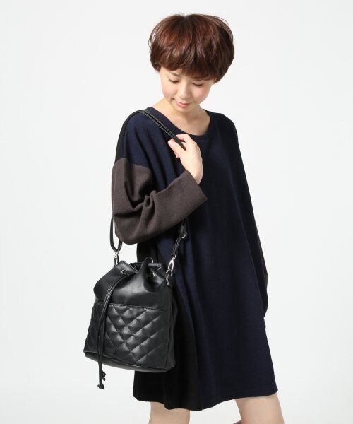 LEPSIM(レプシィム)の「キルティング2WAYリュック(バッグ・レディース・ネイビー/ピンクベージュ/ブラック・ONE SIZE)」の4枚目の写真