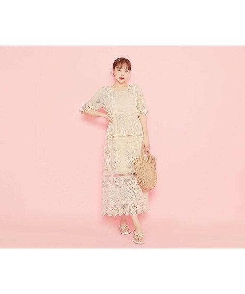 HOTPING（ホッピン）の「スカラップヘムパンチングレースワンピース（ワンピース・レディース・ライトティール/ベージュ・1(フリーサイズ)/2(L-XL)）」の2枚目の写真