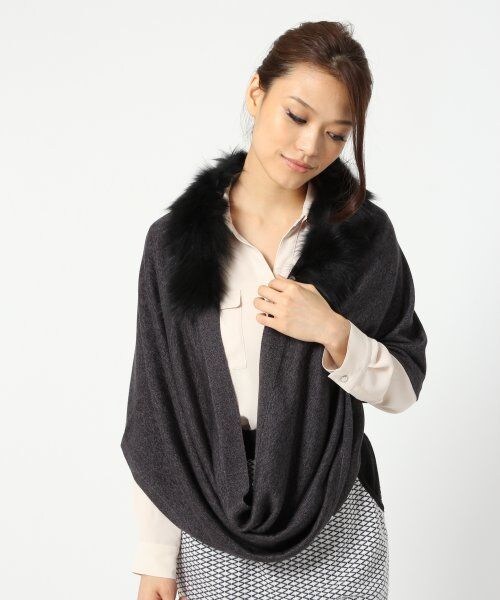 turno jeana（トゥールノジーナ）の「ファーツキスヌード（アクセサリー・レディース・アイボリー/ブラック系/ベージュ・FREE）」の2枚目の写真