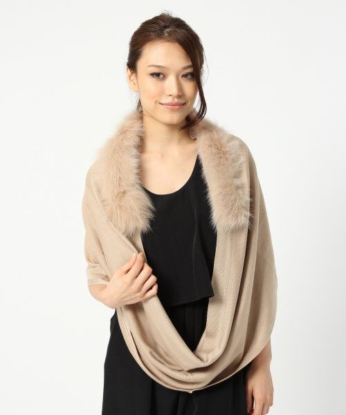 turno jeana（トゥールノジーナ）の「ファーツキスヌード（アクセサリー・レディース・アイボリー/ブラック系/ベージュ・FREE）」の3枚目の写真