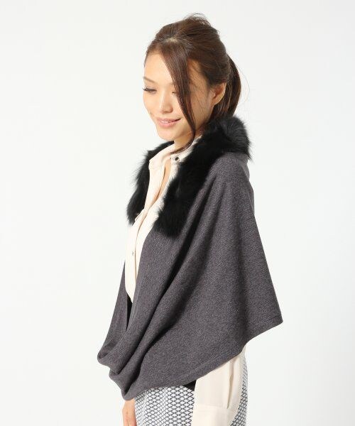 turno jeana（トゥールノジーナ）の「ファーツキスヌード（アクセサリー・レディース・アイボリー/ブラック系/ベージュ・FREE）」の4枚目の写真