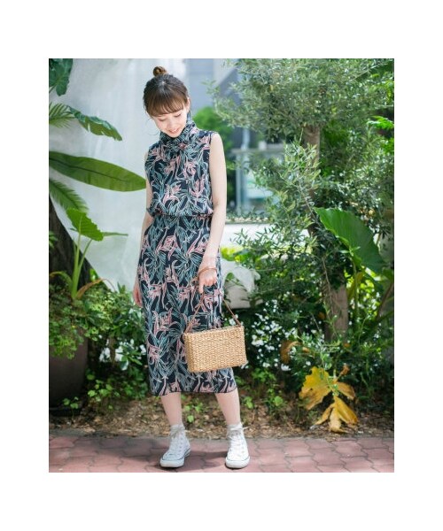 KBF（ケイビーエフ）の「リゾートプリントノースリーブ（トップス・レディース・IVORY/NAVY・one）」の4枚目の写真