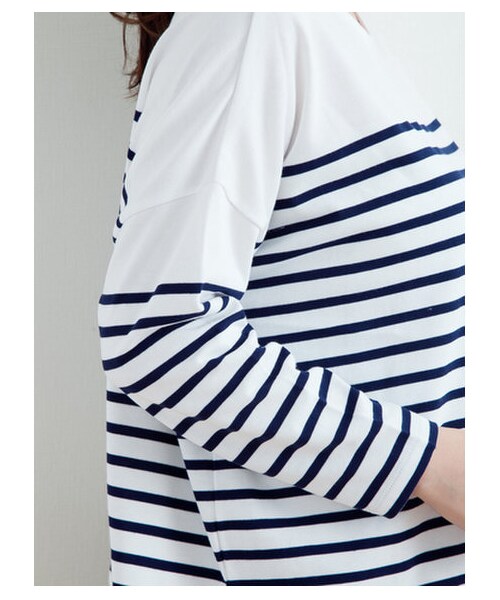 SEVENDAYS=SUNDAY(セブンデイズサンデイ)の「ルーズドルマンボーダーTシャツ (カットソー・レディース・オフホワイト/ベージュ/ネイビー・F)」の8枚目の写真