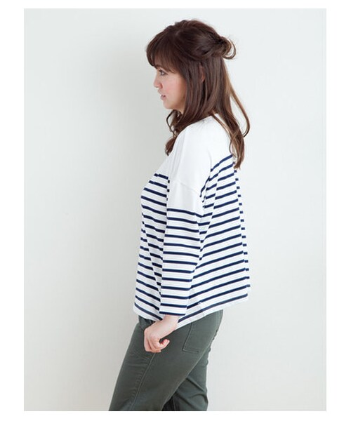 SEVENDAYS=SUNDAY(セブンデイズサンデイ)の「ルーズドルマンボーダーTシャツ (カットソー・レディース・オフホワイト/ベージュ/ネイビー・F)」の5枚目の写真