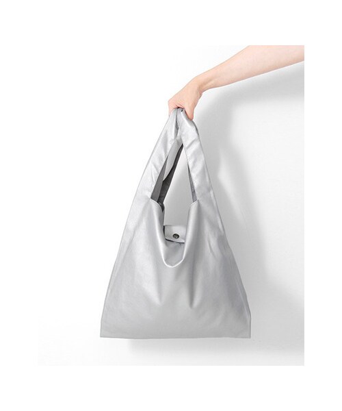 KBF（ケイビーエフ）の「SHOPING BAG（バッグ・レディース・ブラック/ブルー/シルバー・one）」の4枚目の写真