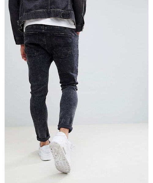 Bershka（ベルシュカ）の「Bershka Super Skinny Jeans With Ripped Knees In Black Wash（デニムパンツ・メンズ・Black・W28 L32/W30 L32/W32 L32/W29 L32/W31 L32/W34 L32/W36 L32）」の4枚目の写真