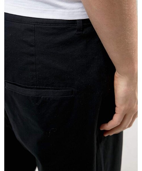 asos（エイソス）の「ASOS Oversized Tapered Chino in Black（その他パンツ・メンズ・Black・W32 L30/W30 L30/W36 L32/W33 L30/W32 L34/W29 L30/W34 L32/W31 L32/W38 L34/W34 L30/W34 L34/W32 L32/W30 L32/W36 L34/W33 L32/W31 L30/W38 L32/W29 L32/W31 L34/W33 L34/W30 L34/W28 L32/W28 L30/W26 L30/W26 L32/W36 L30）」の4枚目の写真