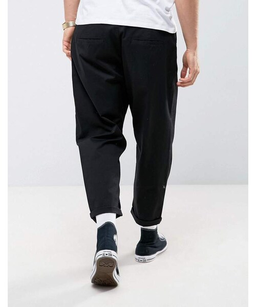 asos（エイソス）の「ASOS Oversized Tapered Chino in Black（その他パンツ・メンズ・Black・W32 L30/W30 L30/W36 L32/W33 L30/W32 L34/W29 L30/W34 L32/W31 L32/W38 L34/W34 L30/W34 L34/W32 L32/W30 L32/W36 L34/W33 L32/W31 L30/W38 L32/W29 L32/W31 L34/W33 L34/W30 L34/W28 L32/W28 L30/W26 L30/W26 L32/W36 L30）」の2枚目の写真