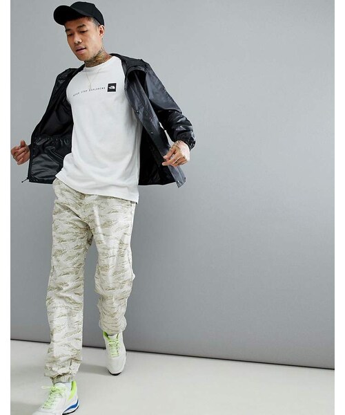 THE NORTH FACE（ザノースフェイス）の「The North Face Never Stop ExplorIng Print T-Shirt In White（Tシャツ/カットソー・メンズ・White・XXL）」の2枚目の写真