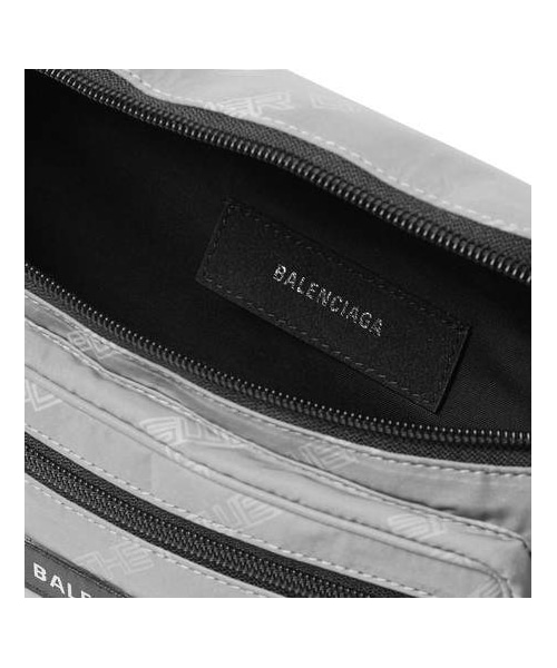 BALENCIAGA（バレンシアガ）の「Balenciaga Explorer Printed Shell Belt Bag（メッセンジャーバッグ・メンズ・Silver・One Size）」の2枚目の写真