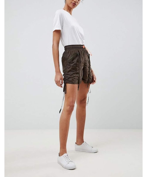 Asos（エイソス）の「ASOS DESIGN parachute shorts with neon toggle（マタニティウェア/グッズ