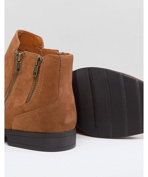 asos（エイソス）の「ASOS Wide Fit Chelsea Boots With Zip Detail In Tan Faux Suede（ブーツ・メンズ・Brown・Us 10/Us 14/Us 12/Us 11/Us 15/Us 13/Us 8/Us 7/Us 9）」の2枚目の写真
