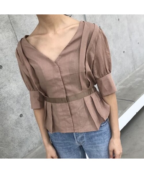 copine（コピン）の「【期間限定価格】Vネックパールボタンタックデザインブラウス(4color)【クリックポスト対象商品】（シャツ/ブラウス・レディース・その他）」の12枚目の写真