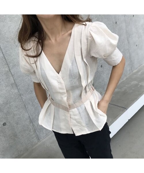 copine（コピン）の「【期間限定価格】Vネックパールボタンタックデザインブラウス(4color)【クリックポスト対象商品】（シャツ/ブラウス・レディース・その他）」の7枚目の写真