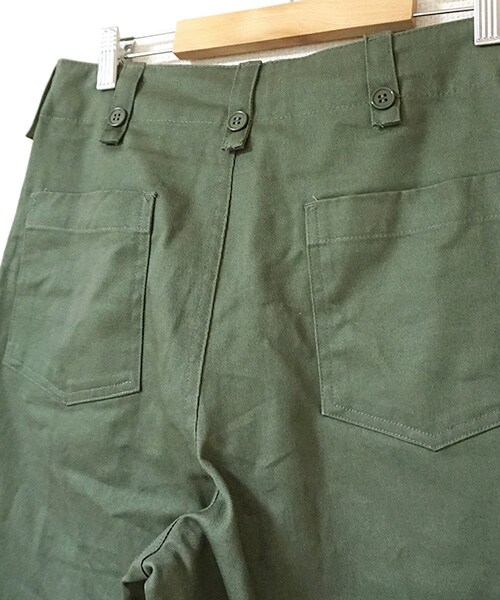 Tiffee SELECT（ティフィーセレクト）の「カットオフ裾ワイドシルエットベイカーズパンツ（その他パンツ・レディース・グリーン・F）」の3枚目の写真