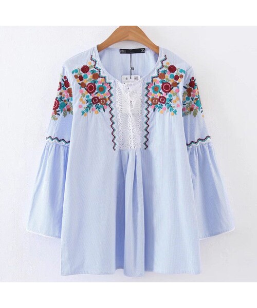 ZARA（ザラ）の「ストライプ刺繍ブラウス フレアスリーブ 赤 青
