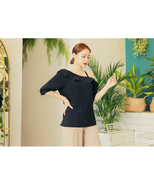 HOTPING（ホッピン）の「フリルポイントワンショルダーブラウス（シャツ/ブラウス・レディース・ダークピンク/ブラック/アイボリー・1(XS-S)/2(M-L)/3(L-XL)）」の3枚目の写真