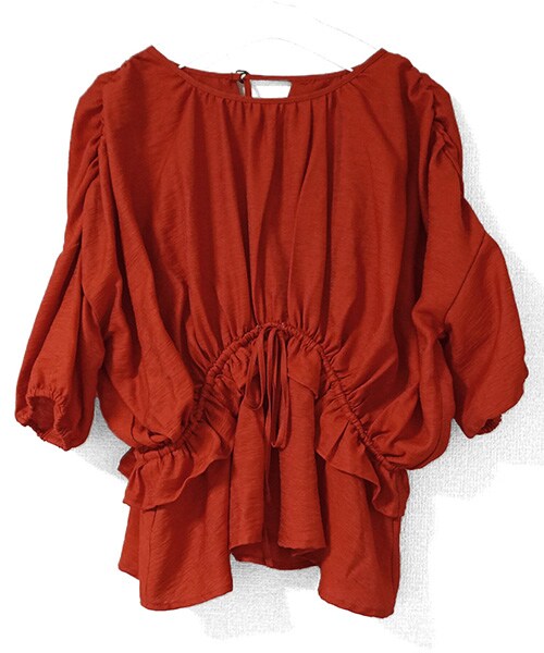 Tiffee SELECT（ティフィーセレクト）の「バックカシュクールドレープペプラムカットソ（シャツ/ブラウス・レディース・レッド/ブラック・F）」の6枚目の写真