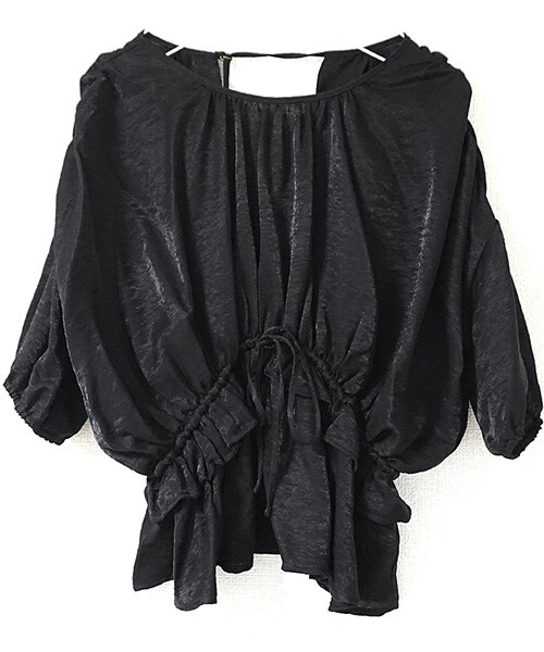 Tiffee SELECT（ティフィーセレクト）の「バックカシュクールドレープペプラムカットソ（シャツ/ブラウス・レディース・レッド/ブラック・F）」の3枚目の写真