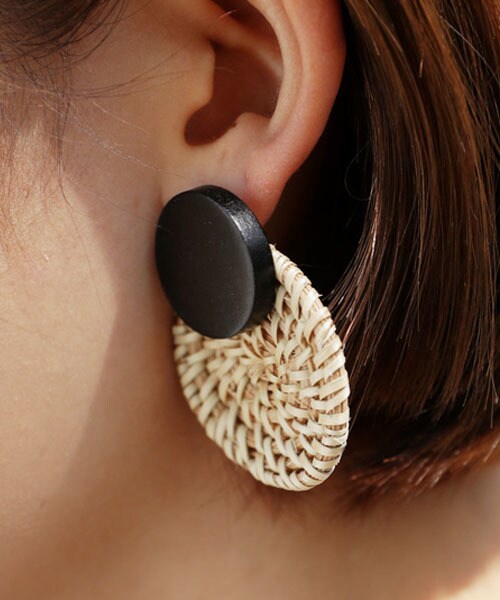 DHOLIC（ディーホリック）の「ツーマテリアルサークルピアス（ピアス（両耳用）・レディース・ホワイト/ブラック・FREE）」の2枚目の写真