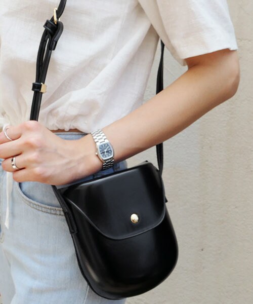 DHOLIC（ディーホリック）の「フラップミニショルダーバッグ（ショルダーバッグ・レディース・ホワイト/ブラック/ブラウン/ベージュ・FREE）」の2枚目の写真