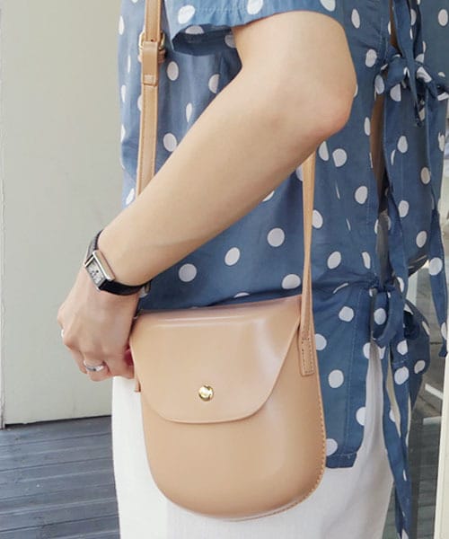 DHOLIC（ディーホリック）の「フラップミニショルダーバッグ（ショルダーバッグ・レディース・ホワイト/ブラック/ブラウン/ベージュ・FREE）」の4枚目の写真