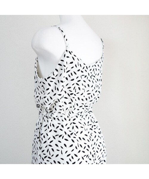 no brand（ノーブランド）の「【 MORE SALE 】フェザープリントロンパース（ワンピース・レディース・その他）」の9枚目の写真