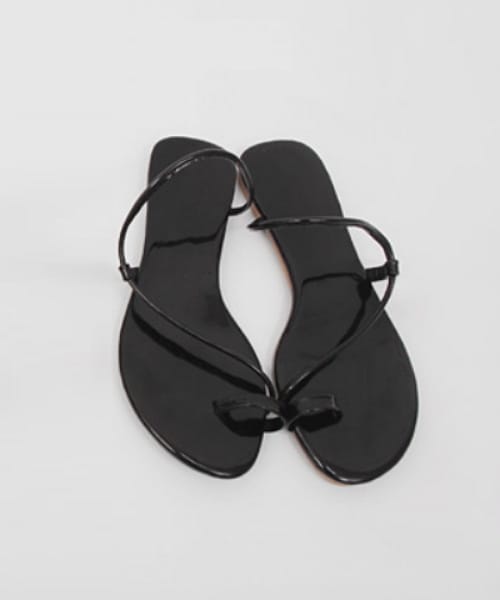 Dailyabout(デイリーアバウト)の「ストラップフェイクレザーサンダル(サンダル・レディース・ホワイト/ベージュ/ブラック・230/235/240/245)」の2枚目の写真