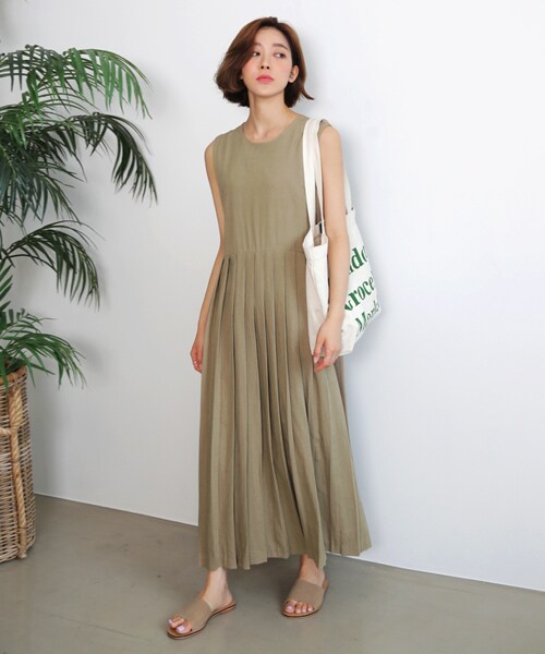 DHOLIC（ディーホリック）の「プリーツスリーブレスロングワンピース（ワンピース・レディース・ホワイト/ベージュ・FREE）」の2枚目の写真