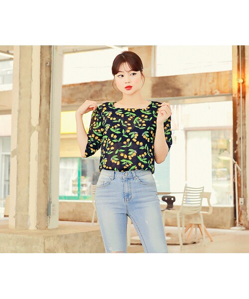 HOTPING（ホッピン）の「スクエアネックチェリーパターンブラウス（シャツ/ブラウス・レディース・アイボリー/ネイビー・1(XS-S)/2(M-L)/3(L-XL)）」の2枚目の写真