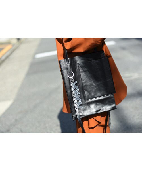 VOAAOV(ヴォアーブ)の「VOAAOV ミニマルレザーマップバッグ black(ショルダーバッグ・メンズ・ブラック・F)」の1枚目の写真