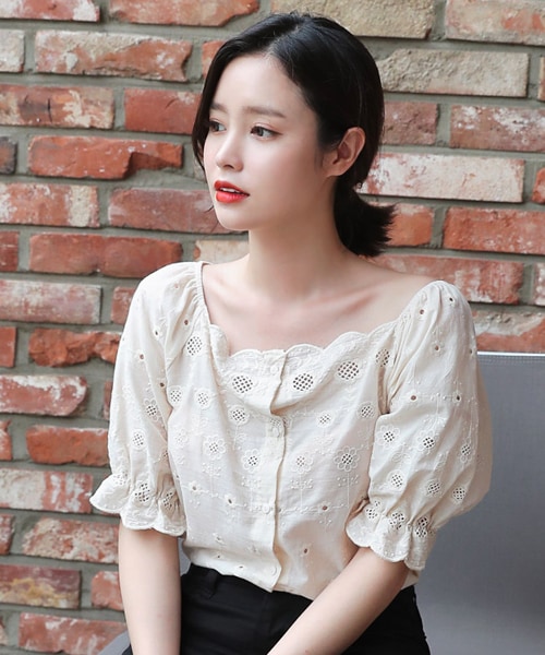 DHOLIC（ディーホリック）の「スカラップアイレットブラウス（シャツ/ブラウス・レディース・ホワイト/ベージュ・FREE）」の2枚目の写真