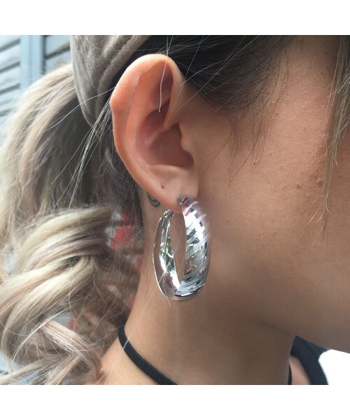 no brand（ノーブランド）の「スラッシュHOOPピアス（ピアス（両耳用）・レディース・その他）」の2枚目の写真
