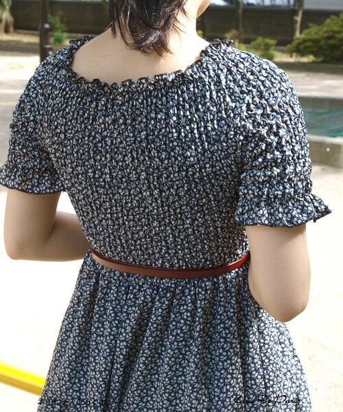 paravion（パラビオン）の「K/小花柄シャーリングティアードワンピース（ワンピース/ドレス・レディース・ブラック/ネイビー/レッド・ONE）」の9枚目の写真