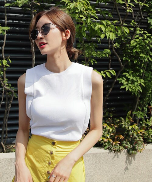 DHOLIC(ディーホリック)の「ショルダーディテールニットスリーブレス(Tシャツ/カットソー・レディース・グリーン/ホワイト/ブラック/ベージュ/ブラウン・FREE)」の2枚目の写真