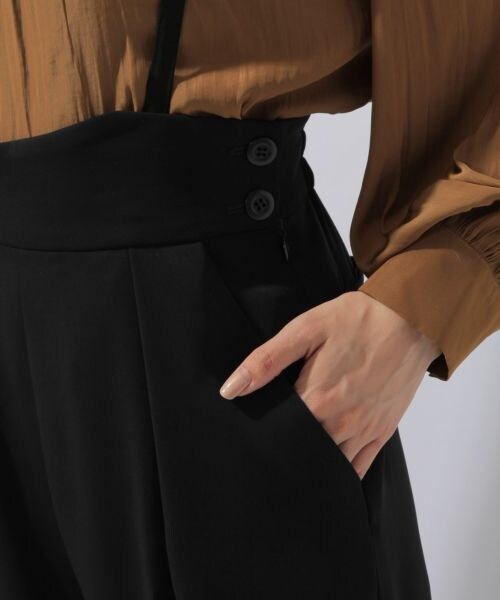 laboratory work(ラボラトリーワーク)の「スリムサス付きワイドパンツ(パンツ・ブラック/ベージュ)」の9枚目の写真