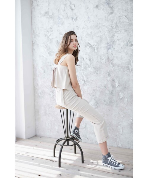 ADIRA(アディラ)の「W buckle tuck pants(その他パンツ・レディース・ホワイト/ブルー・F)」の1枚目の写真