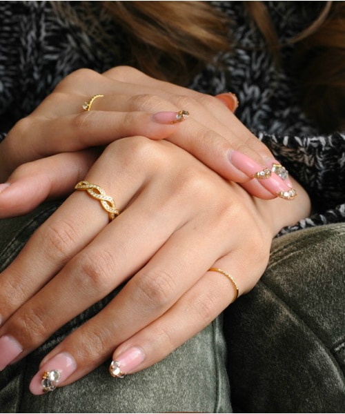 two ply（トゥープライ）の「トゥー プライ 555 メビウス ダイヤモンド リング（リング・レディース・ゴールド・6号サイズから）」の4枚目の写真