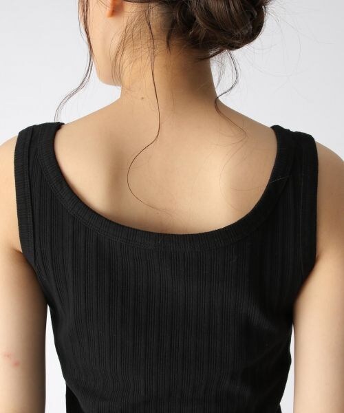 mysty woman（ミスティウーマン）の「リブ2WAYタンクトップ（トップス・オフホワイト/ブラック/ブラウン/ラベンダー）」の13枚目の写真