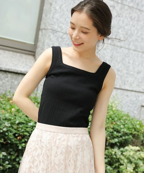 mysty woman（ミスティウーマン）の「リブ2WAYタンクトップ（トップス・オフホワイト/ブラック/ブラウン/ラベンダー）」の2枚目の写真